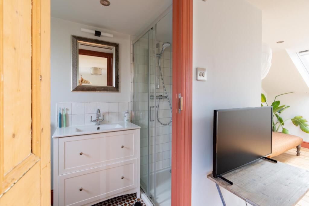 En-suite with a walk-in shower and vanity unit in a full-width dormer conversion in Montpellier, Bristol